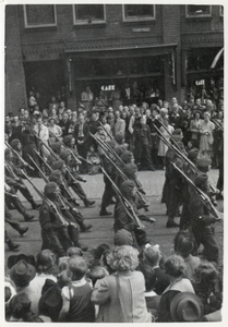 97681 Afbeelding van de geallieerde militairen van de 3rd Canadian Infantry Division tijdens de Memorial D-Day Parade ...